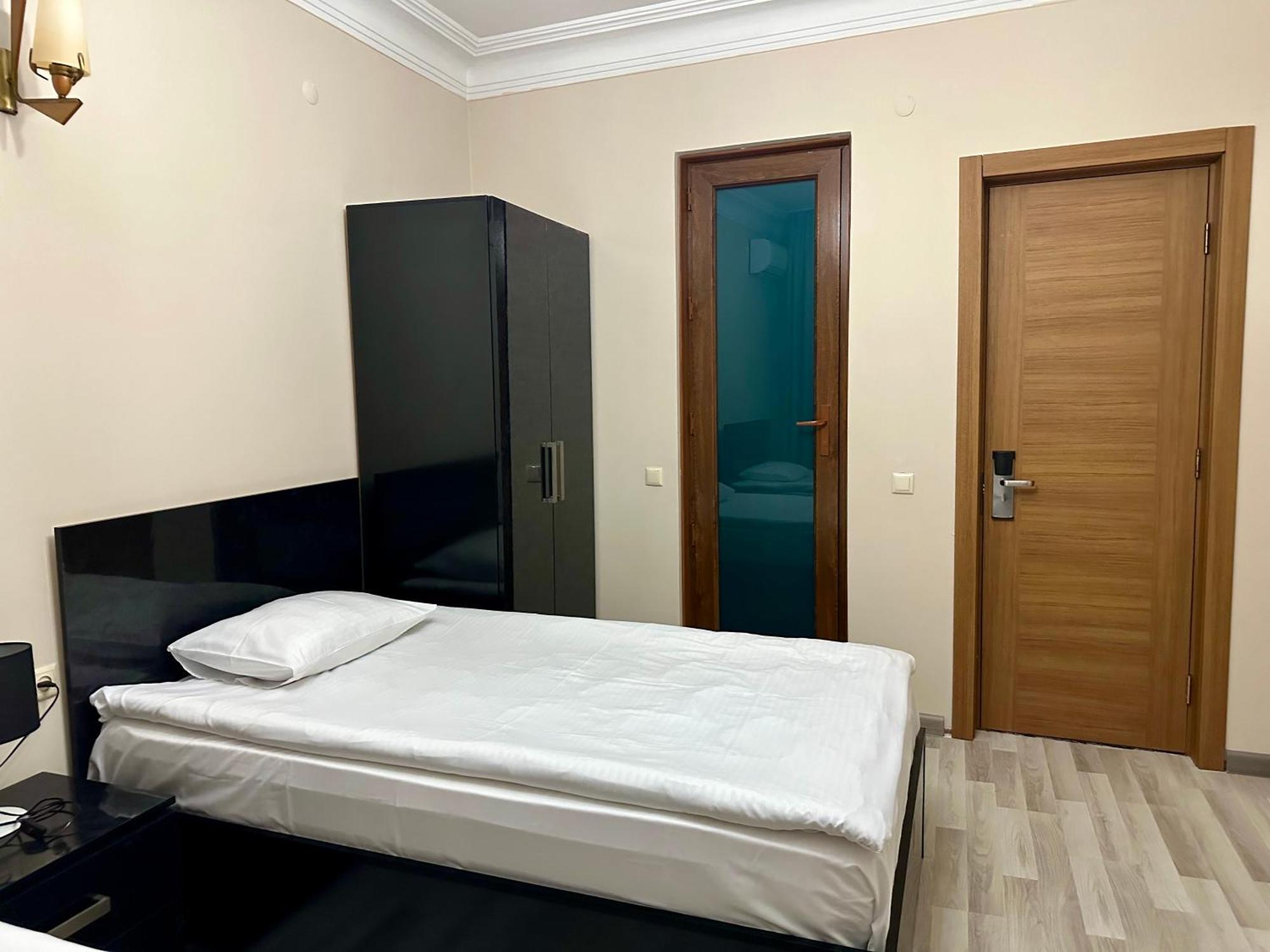 Hotel Tsereteli Batumi Esterno foto