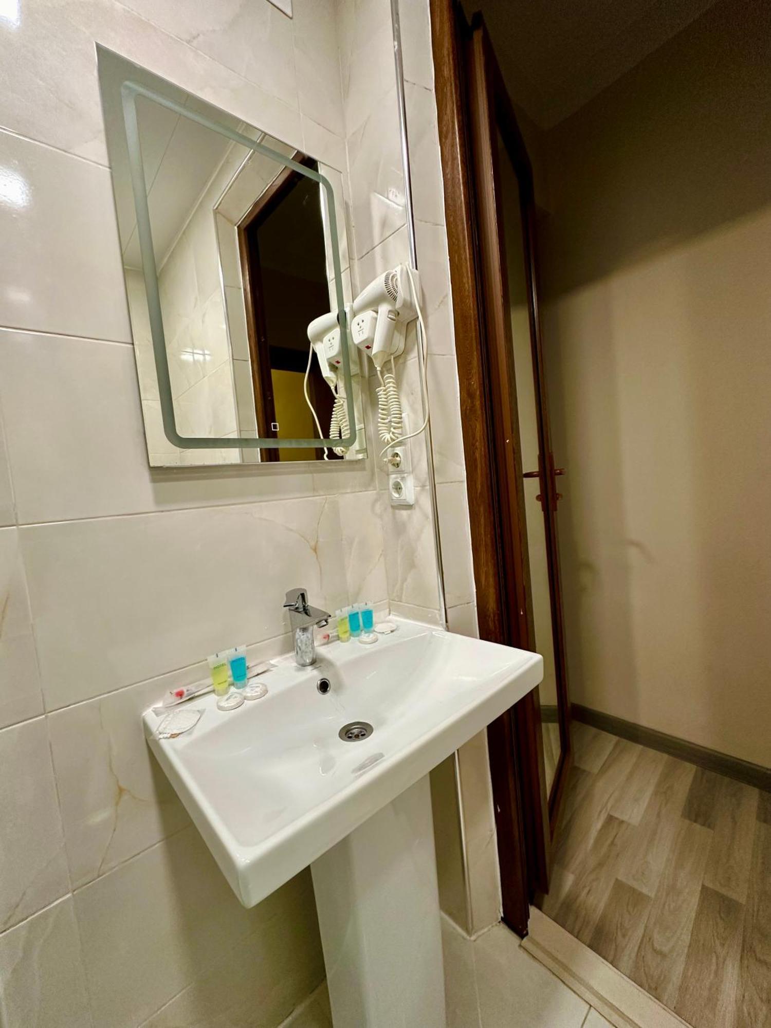 Hotel Tsereteli Batumi Esterno foto