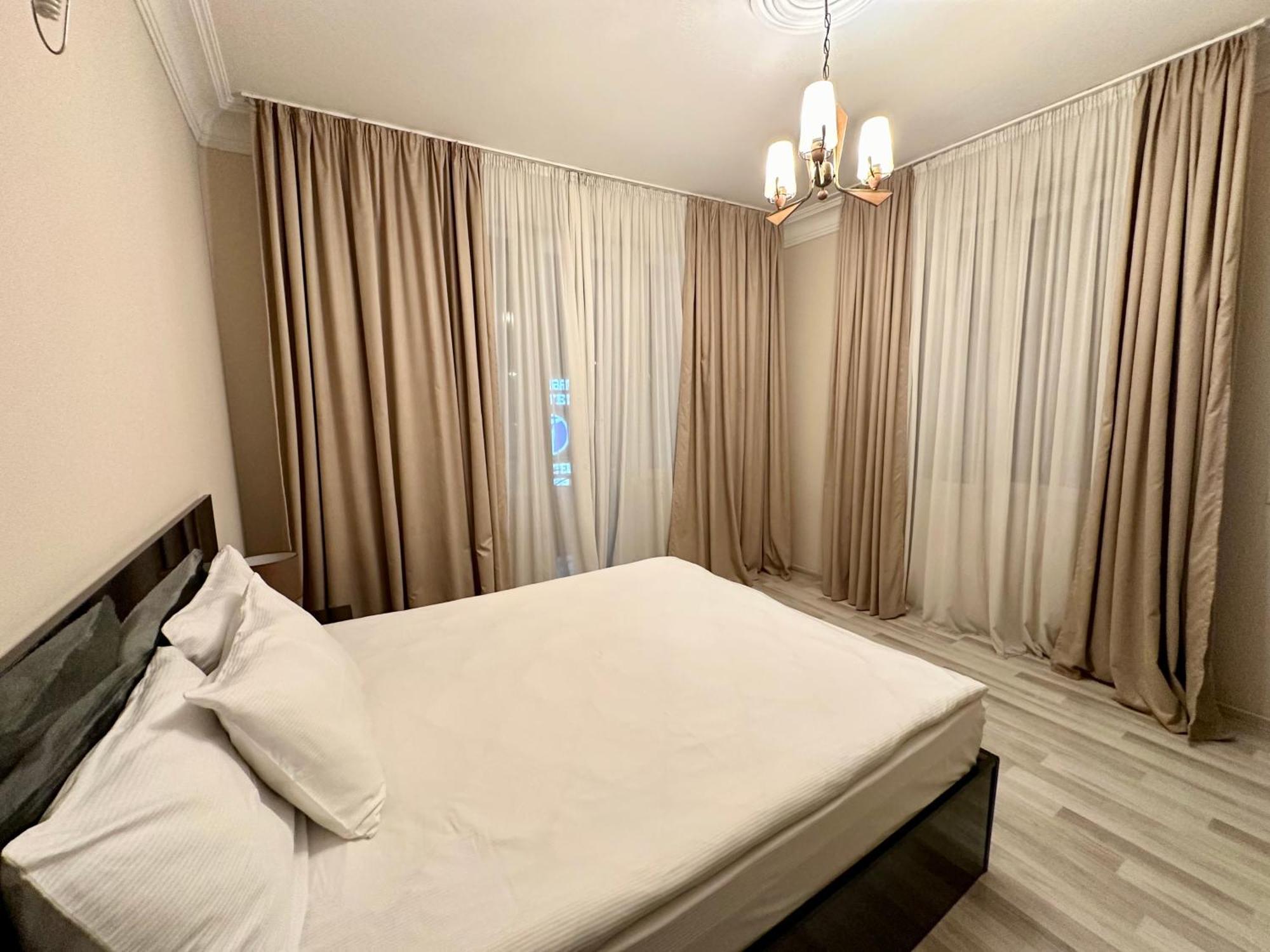 Hotel Tsereteli Batumi Esterno foto