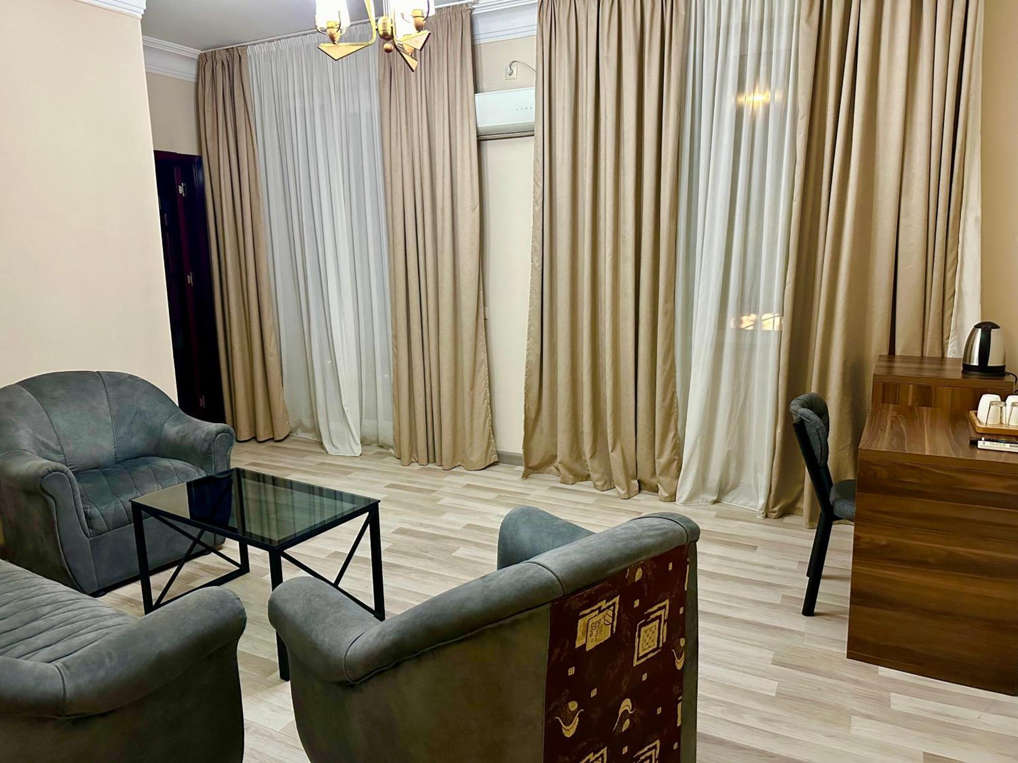 Hotel Tsereteli Batumi Esterno foto